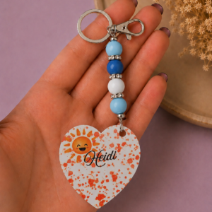 Gepersonaliseerde sleutelhanger met glanzende acryl kralen en eigen foto of naam van DesignCases.