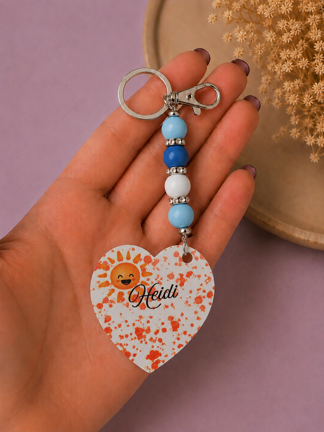 Gepersonaliseerde sleutelhanger met glanzende acryl kralen en eigen foto of naam van DesignCases.